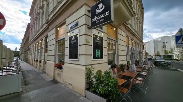 Vienna sidewalk café with outdoor tables beside an ornate historic building